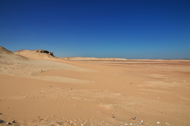 Les ruines du temple dans le désert près d'El Minya, Egypte