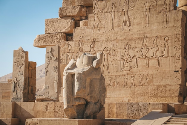 Ruines du temple égyptien de Ramesseum, près de la ville moderne de Louxor