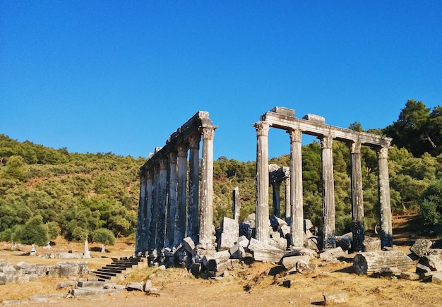 Ruines du temple grec classique antique en Méditerranée