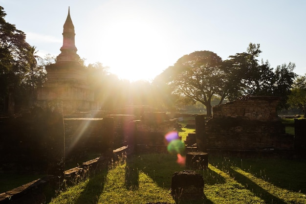 Ruines du temple Wat Mahathat dans le parc historique de Sukhotai en Thaïlande