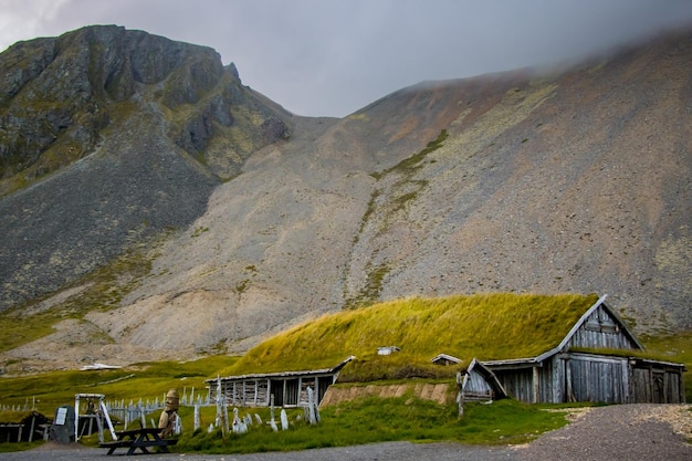 Ruines du vieux village viking de Kattegatt avec plage de sable noir, bateau viking, océan Atlantique Islande