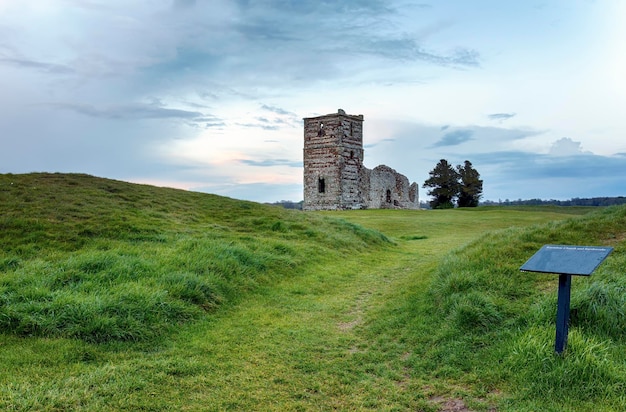 Ruines de l'église au crépuscule