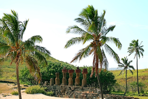 Ruines étonnantes de la plate-forme de cérémonie Ahu Nau Nau sur la plage d'Anakena, l'île de Pâques au Chili