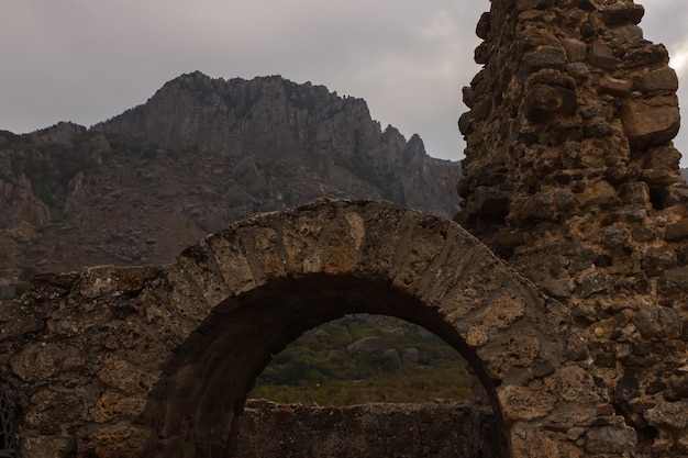 Ruines de la forteresse dans la vallée au pied de Demerdzhi