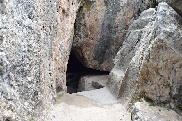 Ruines incas Grotte souterraine utilisée pour les anciennes cérémonies incas au parc archéologique de Qenqo Cusco