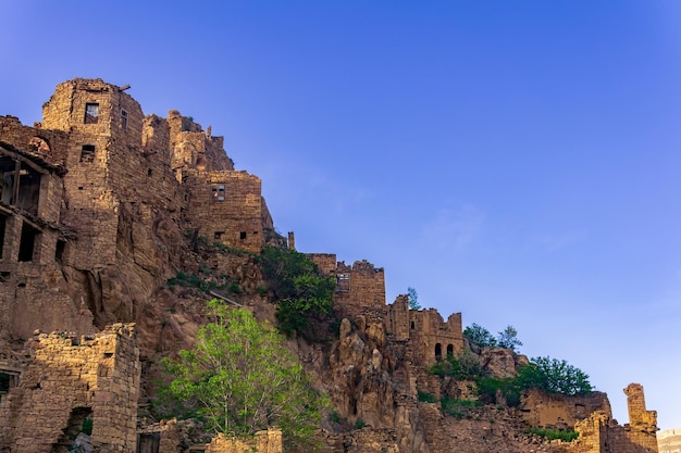 Ruines de maisons sur une falaise dans le village abandonné de Gamsutl Daghestan