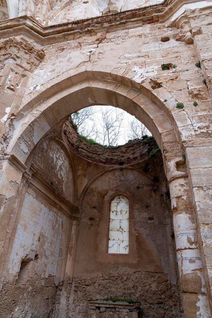 Les ruines ornées de l'église du monastère de Piedra