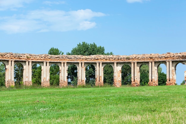 Les ruines photo ancienne forteresse du 16ème siècle, situé dans le village de la région de Ruzhany Grodno, Biélorussie, arc en ruine contre un ciel bleu