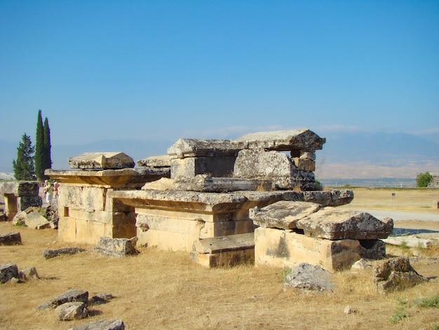 Ruines en pierre dans la ville antique de Hieropolis Turquie