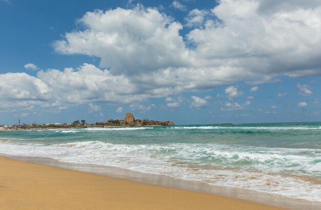 Ruines sur la plage en Israël