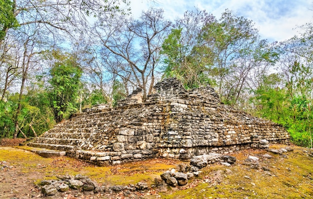 Ruines d'une pyramide maya sur le site de Balamku à Campeche, Mexique