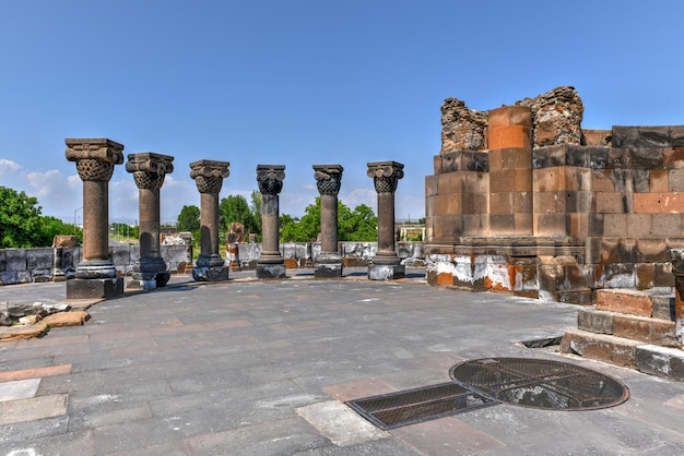 Les ruines restaurées du temple de Zvarnots, le temple des anges vigilants construit au VIIe siècle en Arménie