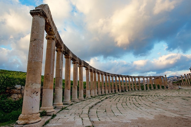 Ruines romaines antiques, amphithéâtre de la ville de Jerash en Jordanie