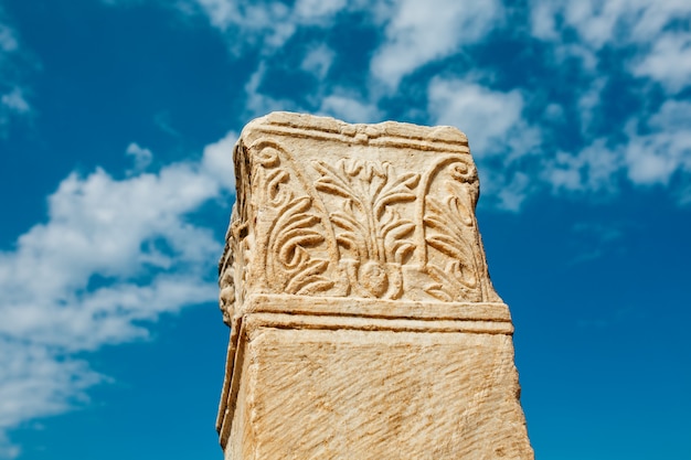 Les ruines et les ruines de l'ancienne ville d'Éphèse contre le ciel bleu par une journée ensoleillée.