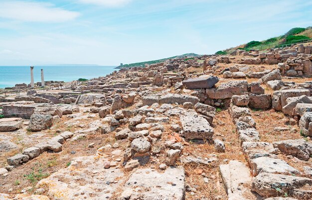 Ruines de Tharros au bord de la mer turquoise de la Sardaigne