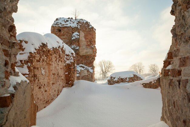 Les ruines d'un vieux château en brique rouge