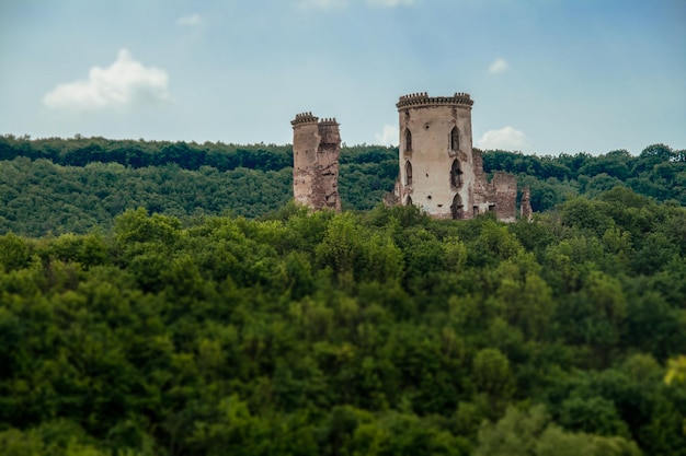 Les ruines d'un vieux château dans le village de Chervonograd Ukraine