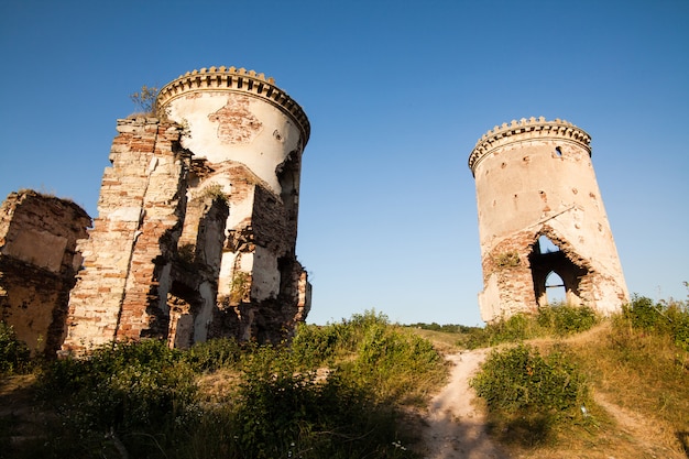 Les ruines d'un vieux château dans le village de Chervonograd. Ukraine