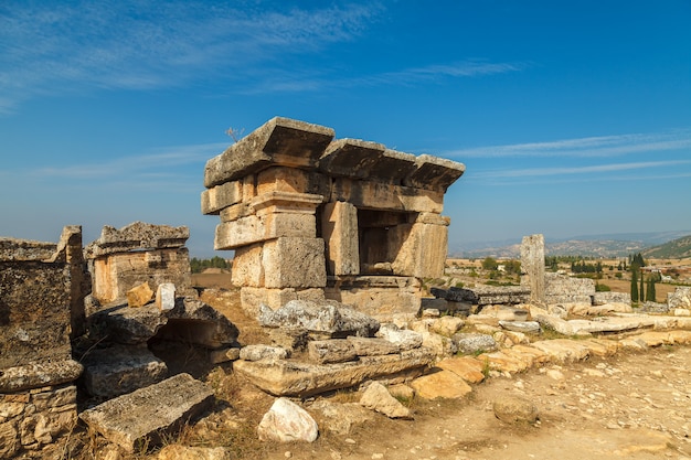 Les ruines de la ville antique de Hiérapolis, située près des sources thermales de Pamukkale