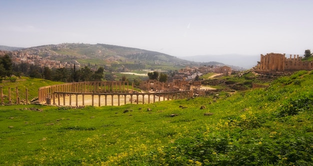 Ruines de la ville antique de Jerash en Jordanie le jour du printemps ensoleillé