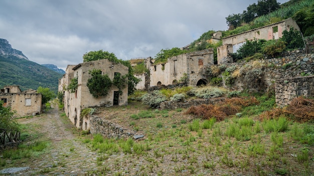 Ruines de la ville fantôme abandonnée Gairo Vecchio, Sardaigne, Italie