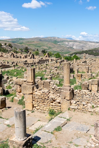 Photo ruines d'une ville romaine avec des montagnes en arrière-plan