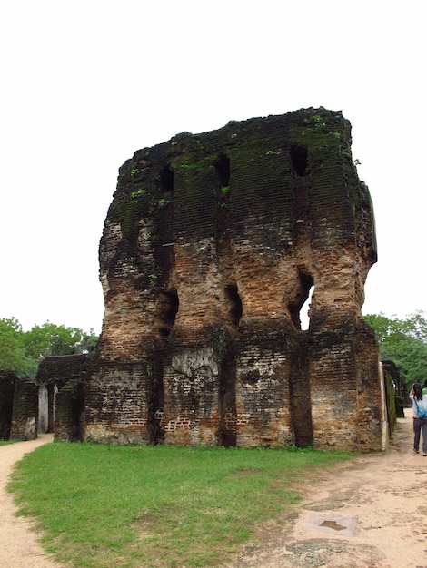 Ruines de Weijantha Prasada dans le parc de Polonnaruwa, Sri Lanka