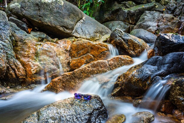 Photo un ruisseau coulant à travers les rochers