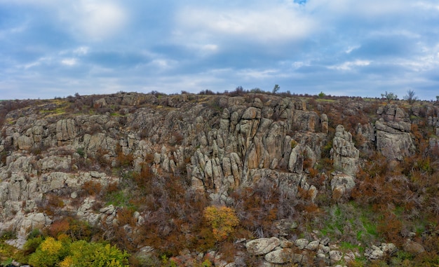 Un ruisseau coule dans le canyon Aktovsky et l'Ukraine