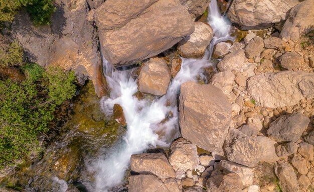 Ruisseau d'eau soyeuse. Photographie aérienne avec effet soyeux longue exposition. Rivière Castril, Espagne.