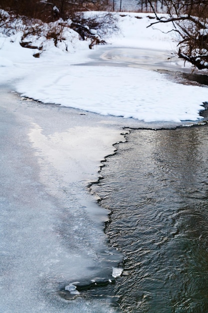 Ruisseau forestier gelé en hiver