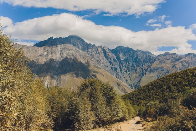 Ruisseau de montagne rugueux et sommets enneigés des montagnes du Caucase dans le Svaneti supérieur, chaîne de montagnes du Grand Caucase en Géorgie.