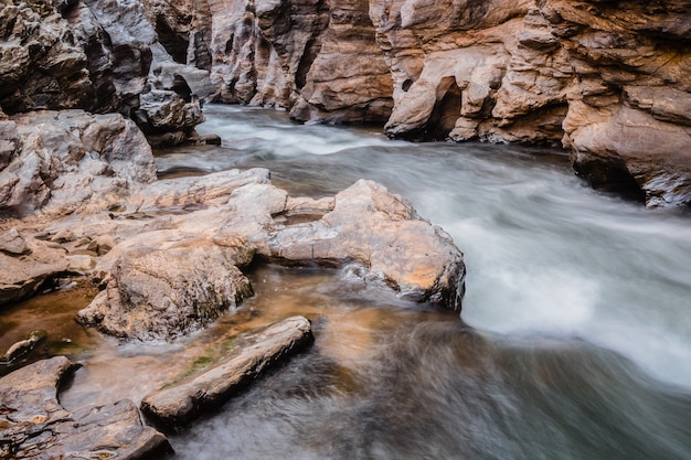 Ruisseau qui coule sur les rochers