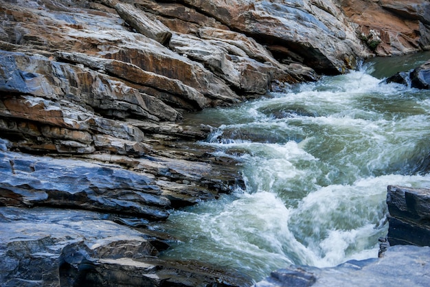 Ruisseau qui coule sur les rochers