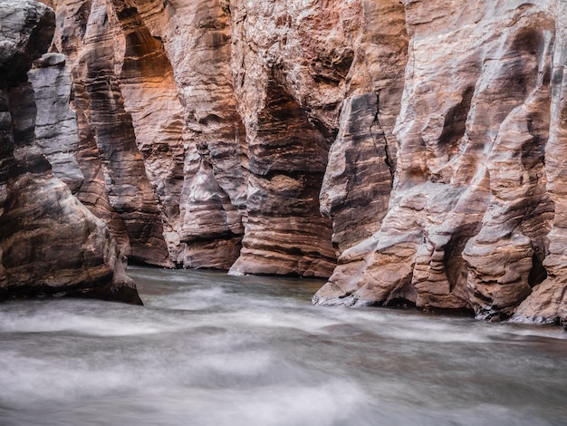 Ruisseau qui coule sur les rochers