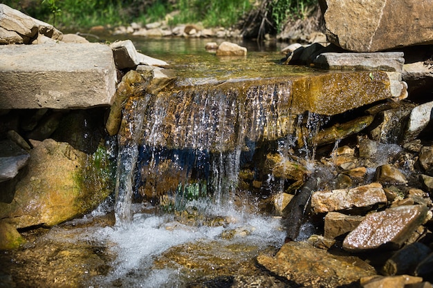 Ruisseau rocheux avec des cascades dans les Carpates