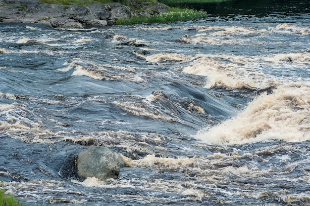 ruisseau turbulent dans les rapides des rivières