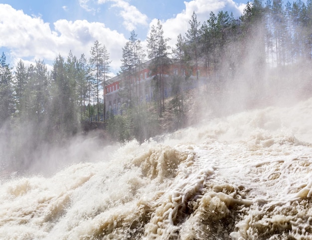 ruisseau turbulent lors d'une décharge d'eau au ralenti sur le fond d'un bâtiment d'une petite centrale hydroélectrique