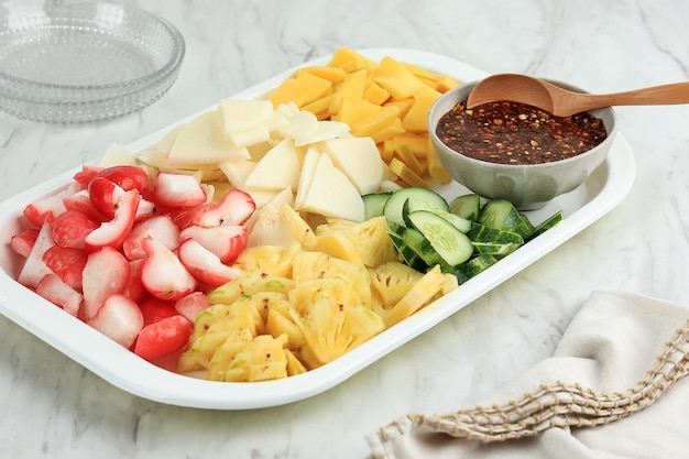 Rujak Buah Coel Tranches de fruits avec sauce épicée et sucrée aux arachides