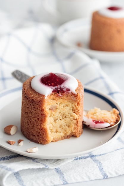 Runebergin Torttuu dans une assiette sur un tableau blanc