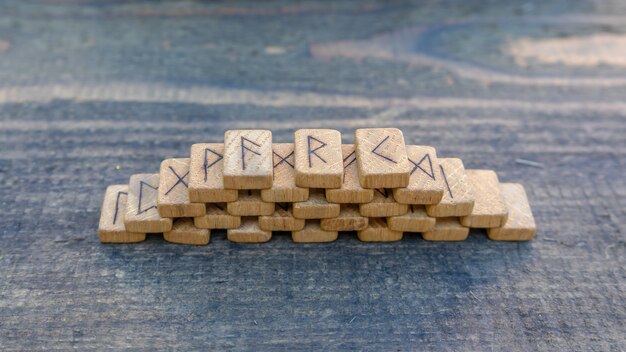 Runes Scandinaves En Bois Sur Une Vieille Table En Bois. Frère Futhark.