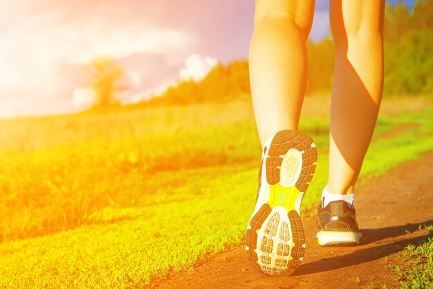 Photo running femme jogging entraînement en plein air