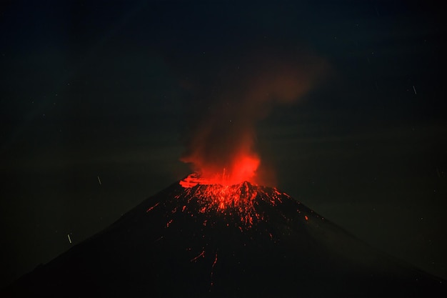 Éruption dramatique du cratère du volcan Popocatepetl visible de Puebla au Mexique