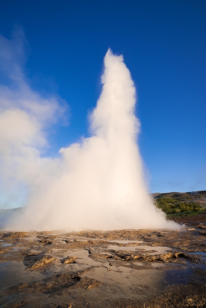 Éruption du geyser en Islande