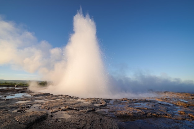 Éruption du geyser de Strokkur en Islande