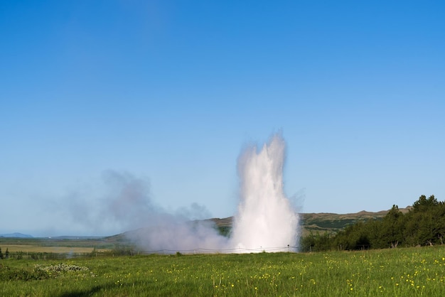 Éruption du geyser de Strokkur en Islande