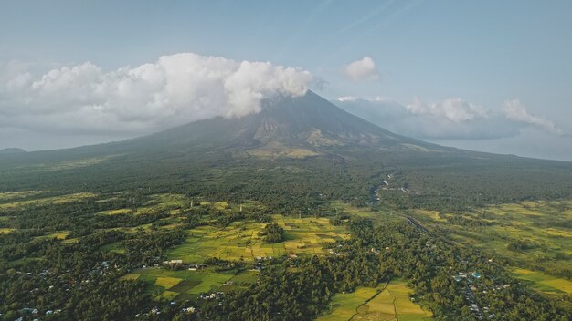 Éruption du volcan à l'antenne de la vallée tropicale verte. Mont Mayon au paysage naturel incroyable de personne