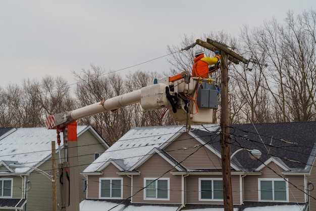 Rupture de fil après l&#39;ouragan tempête de neige.