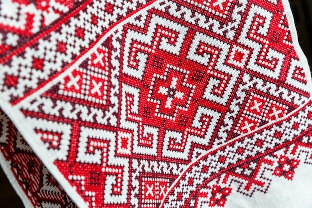 Rushnyk ukrainien traditionnel orné de broderies ukrainiennes en toile de lin