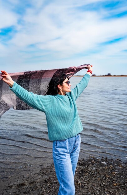 Photo une russe de 49 ans sourit et profite du temps de printemps.